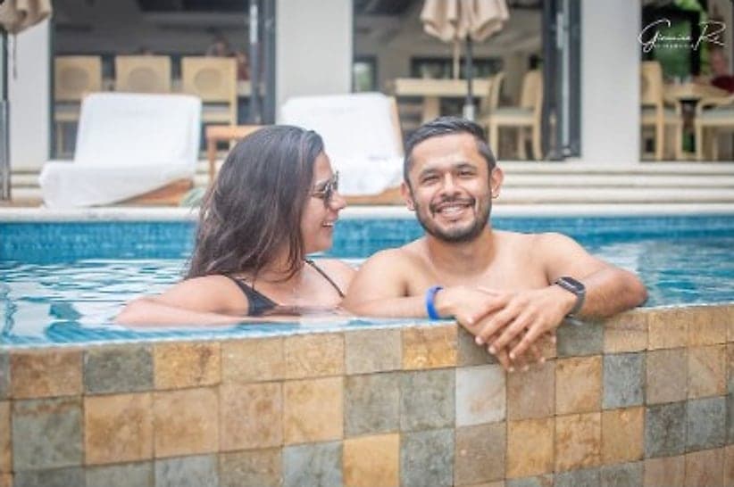 Couple relaxing in a pool during a photo session in Costa Rica