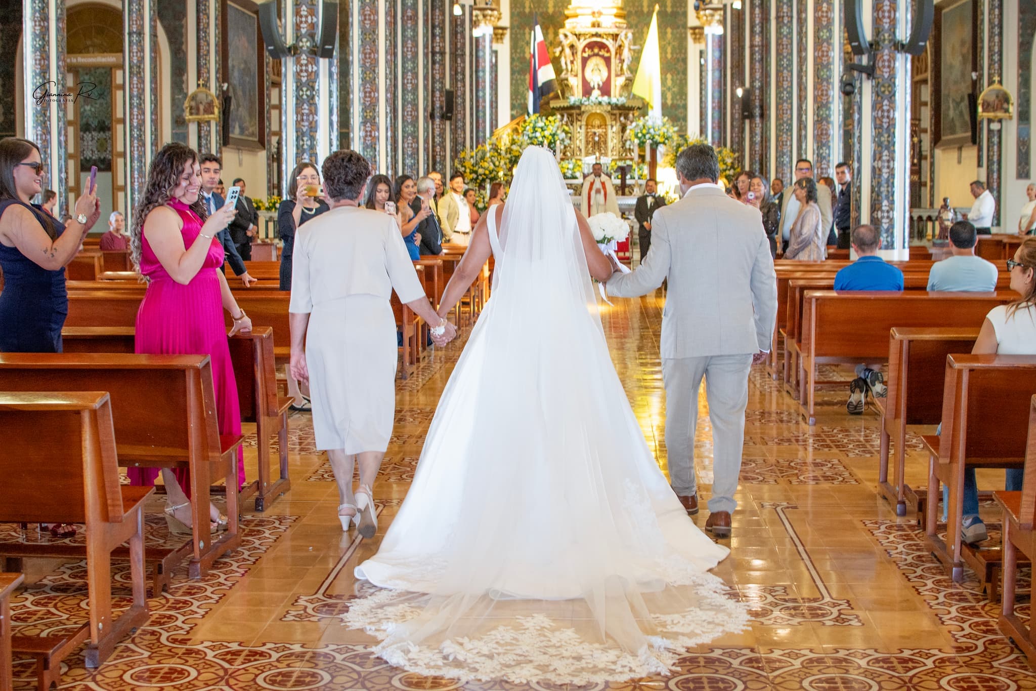Pareja de recién casados durante su boda
