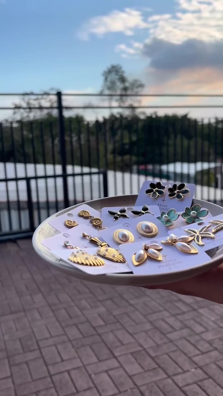 Video de producto para una marca de joyería: aretes presentados sobre una bandeja
