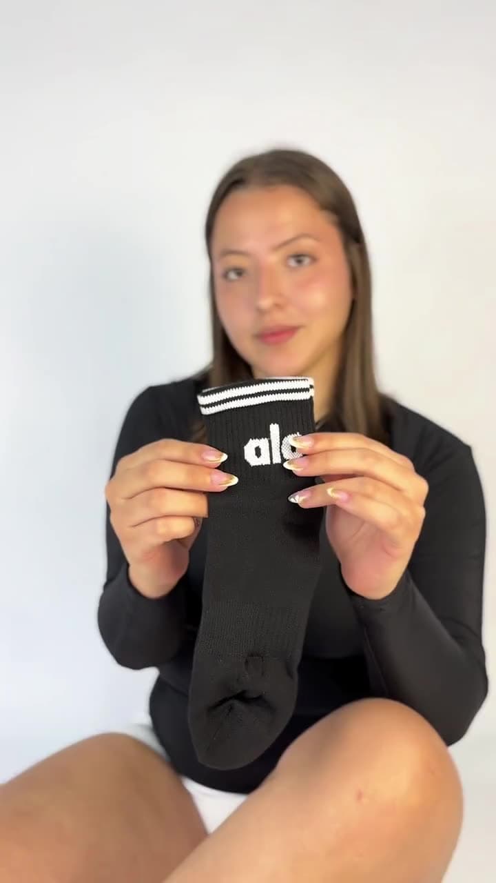 Video de producto para una marca de calcetería: medias negras en estudio