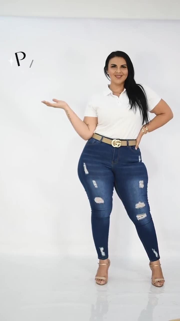 Video de moda en estudio: modelo con jeans y blusa blanca