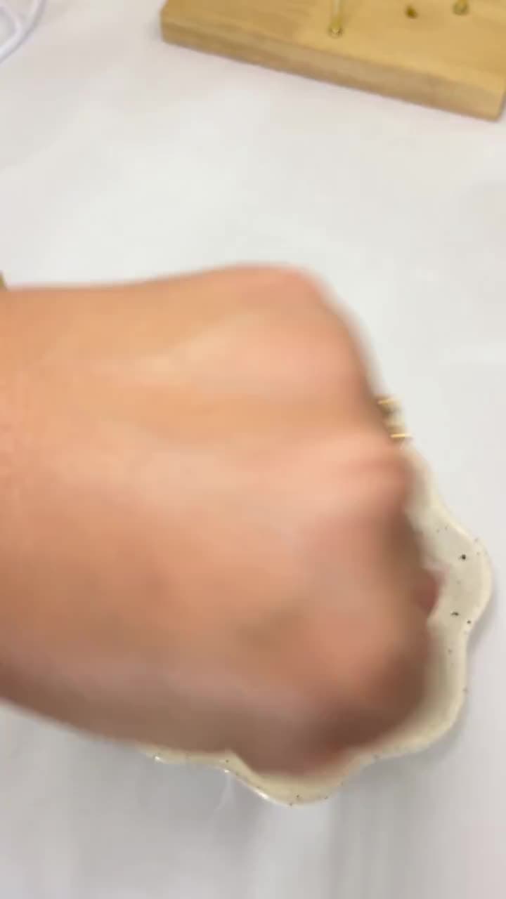Video de producto para una marca de joyería: anillos y cadenas doradas