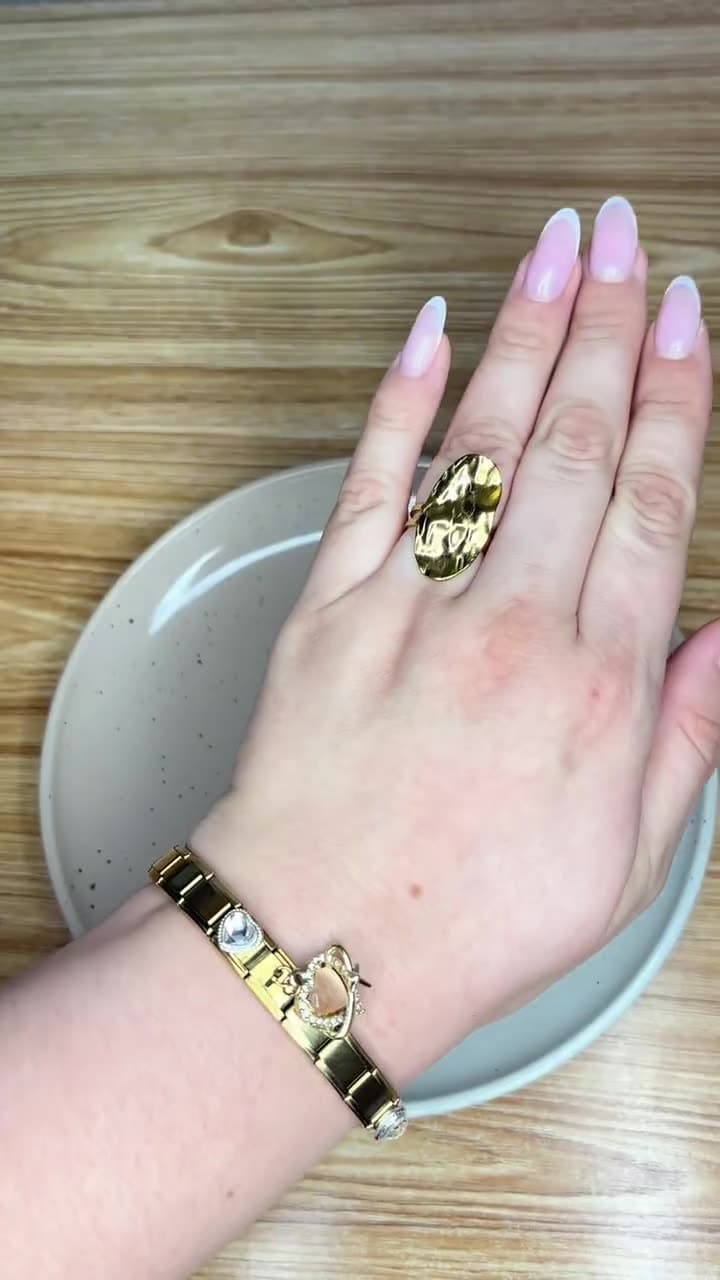 Video de producto para una marca de joyería: dijes presentados sobre un plato