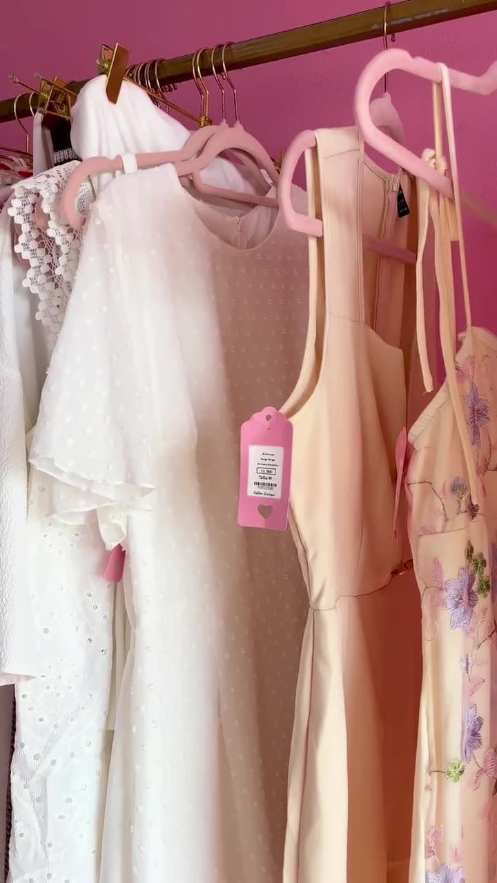 Video de producto para una marca de ropa: suéter blanco tejido en percha